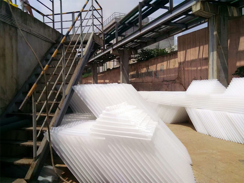 <strong>青島某水廠(chǎng)蜂窩斜管填料安裝現(xiàn)場(chǎng)</strong>