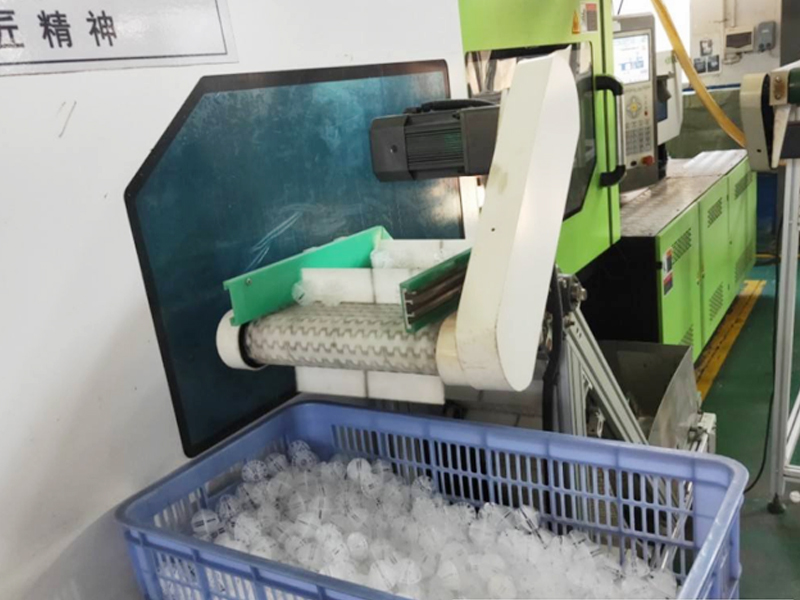 空心球生產(chǎn)現(xiàn)場(chǎng)